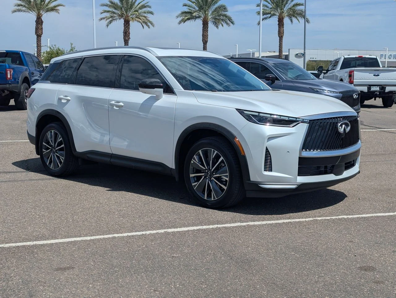 New 2027 RADIANT WHITE INFINITI Luxe AWD image 7