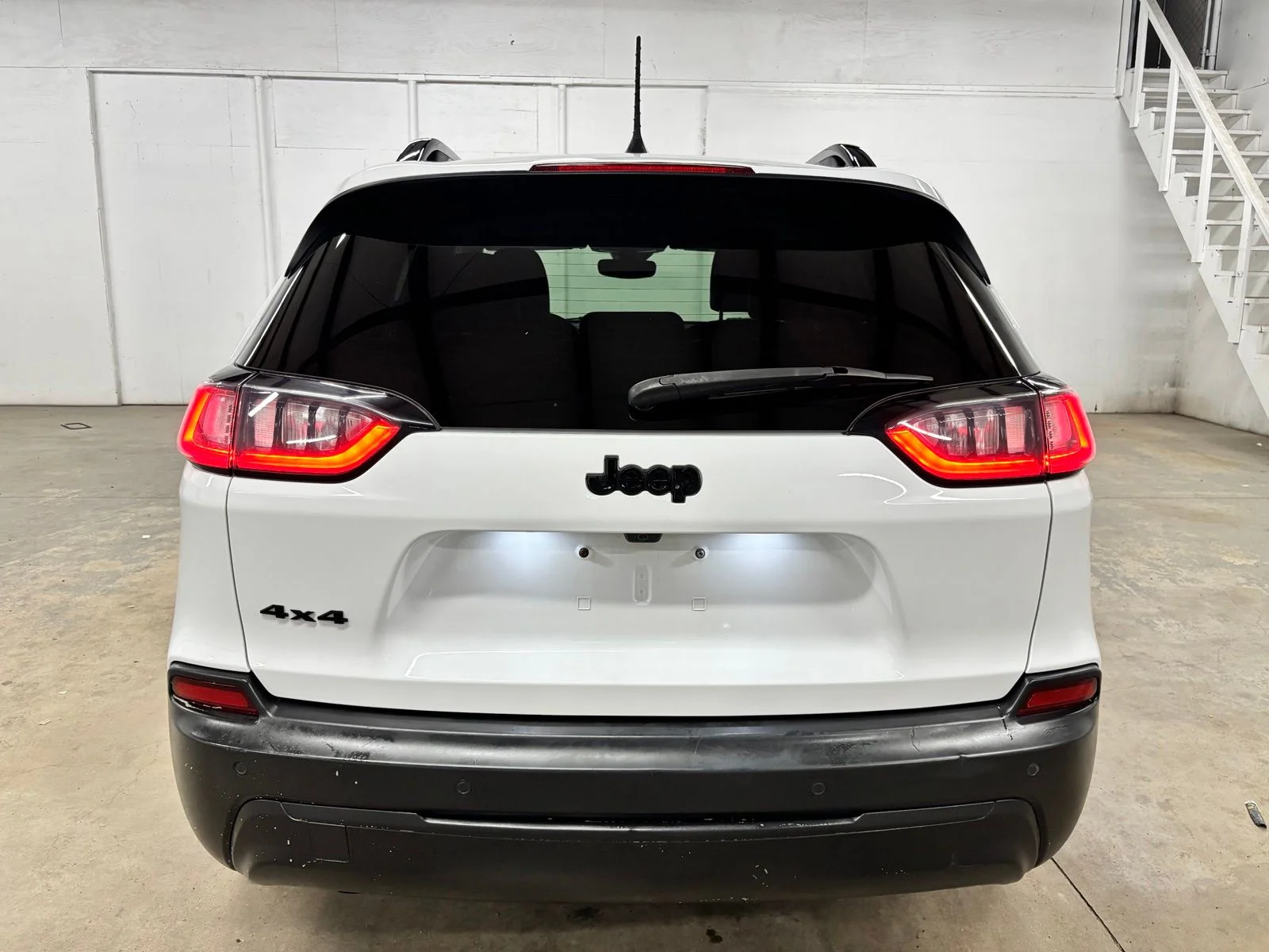 Used 2023 White Jeep Altitude image 6