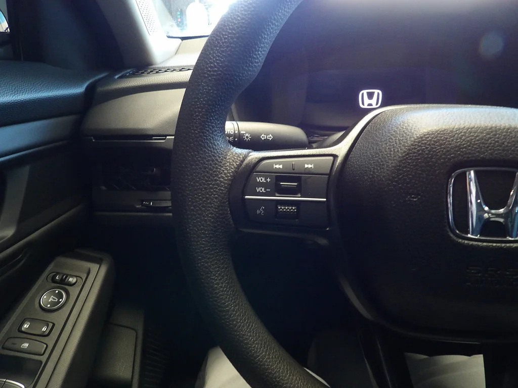 Used 2025 Crystal Black Pearl Honda SE image 22