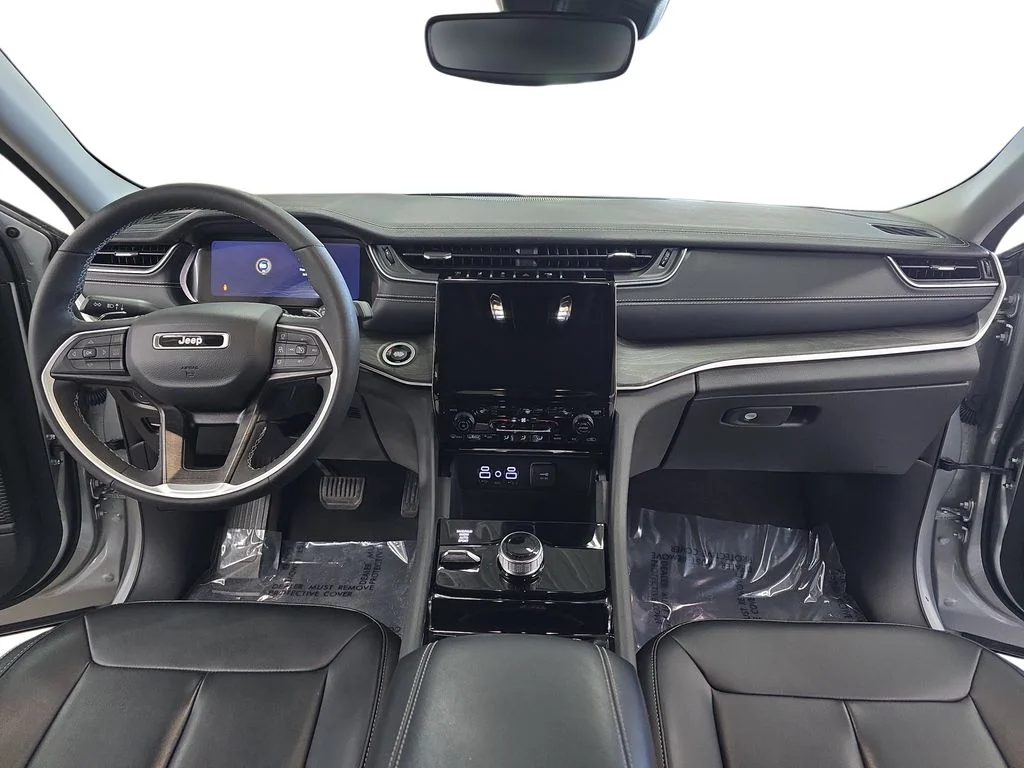 Used 2023 Silver Jeep Limited image 9