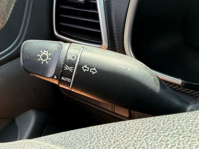 Used 2020 Black Hyundai SE image 31