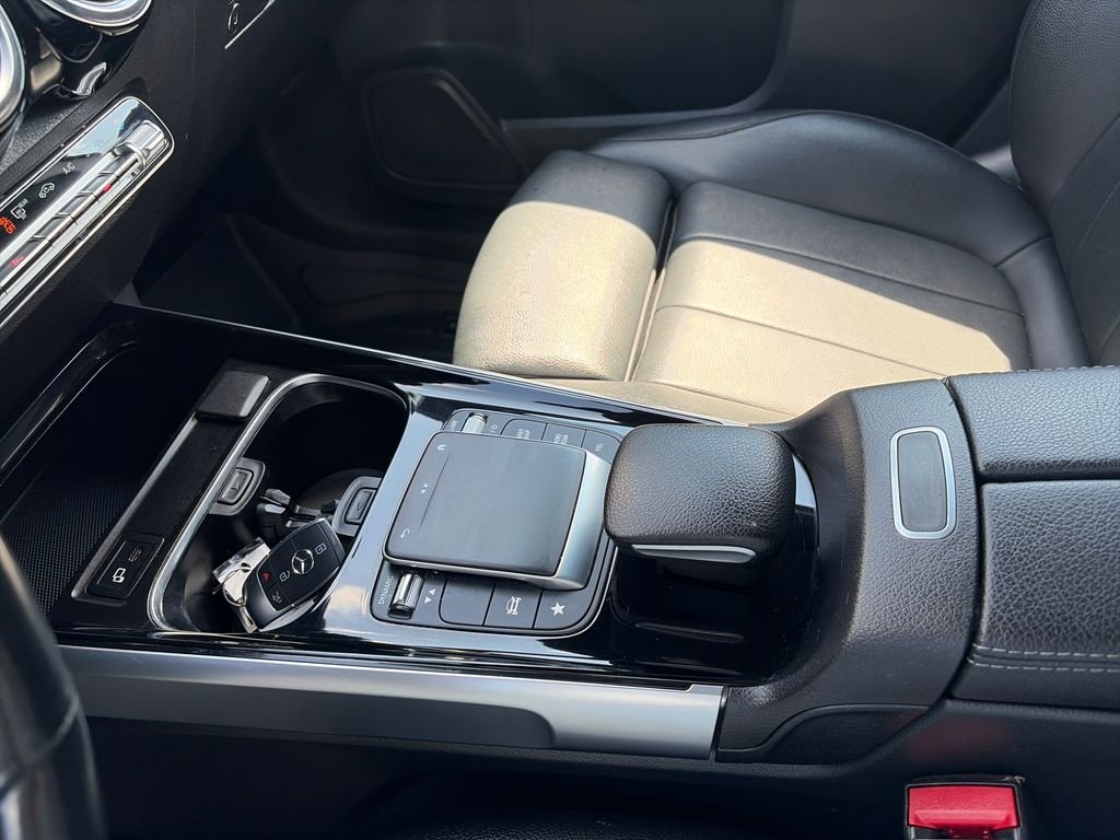 Used 2023 Silver Mercedes-Benz GLB 250 image 20