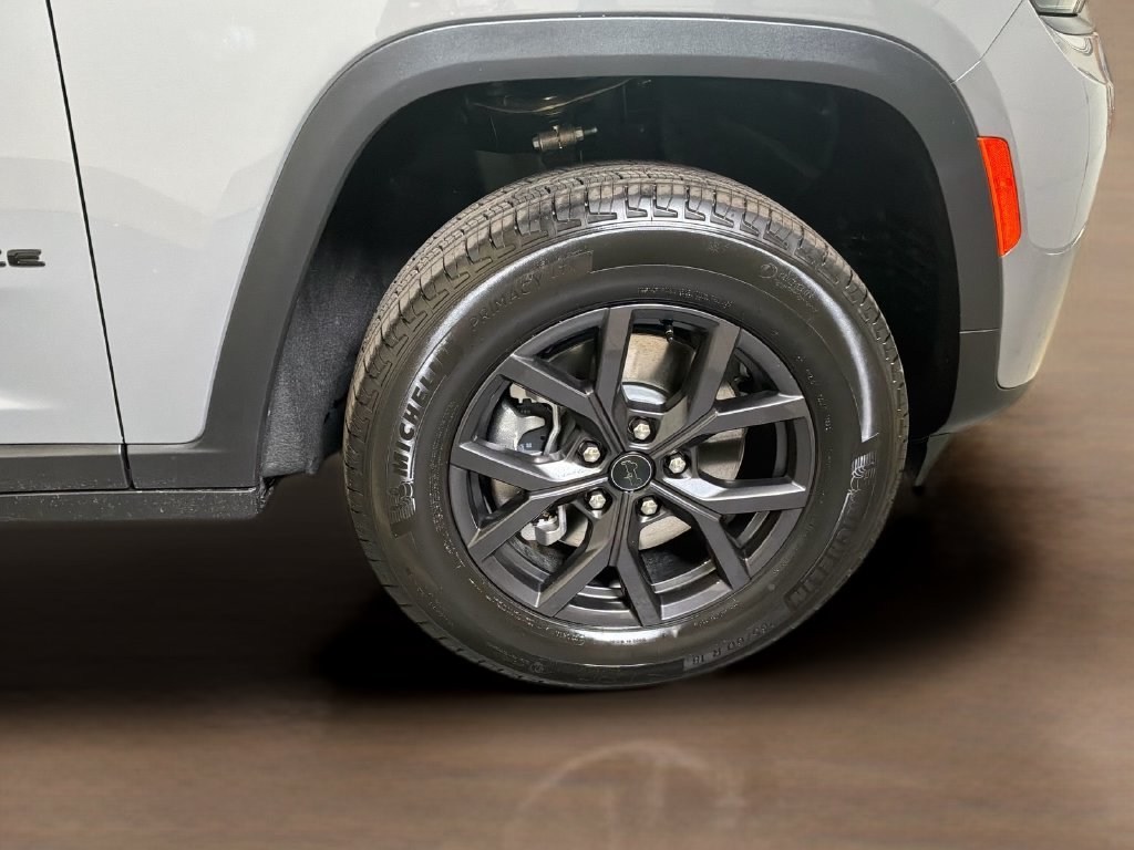 New 2027 Sting-Gray Clear-Coat Paint Jeep Laredo Altitude image 12