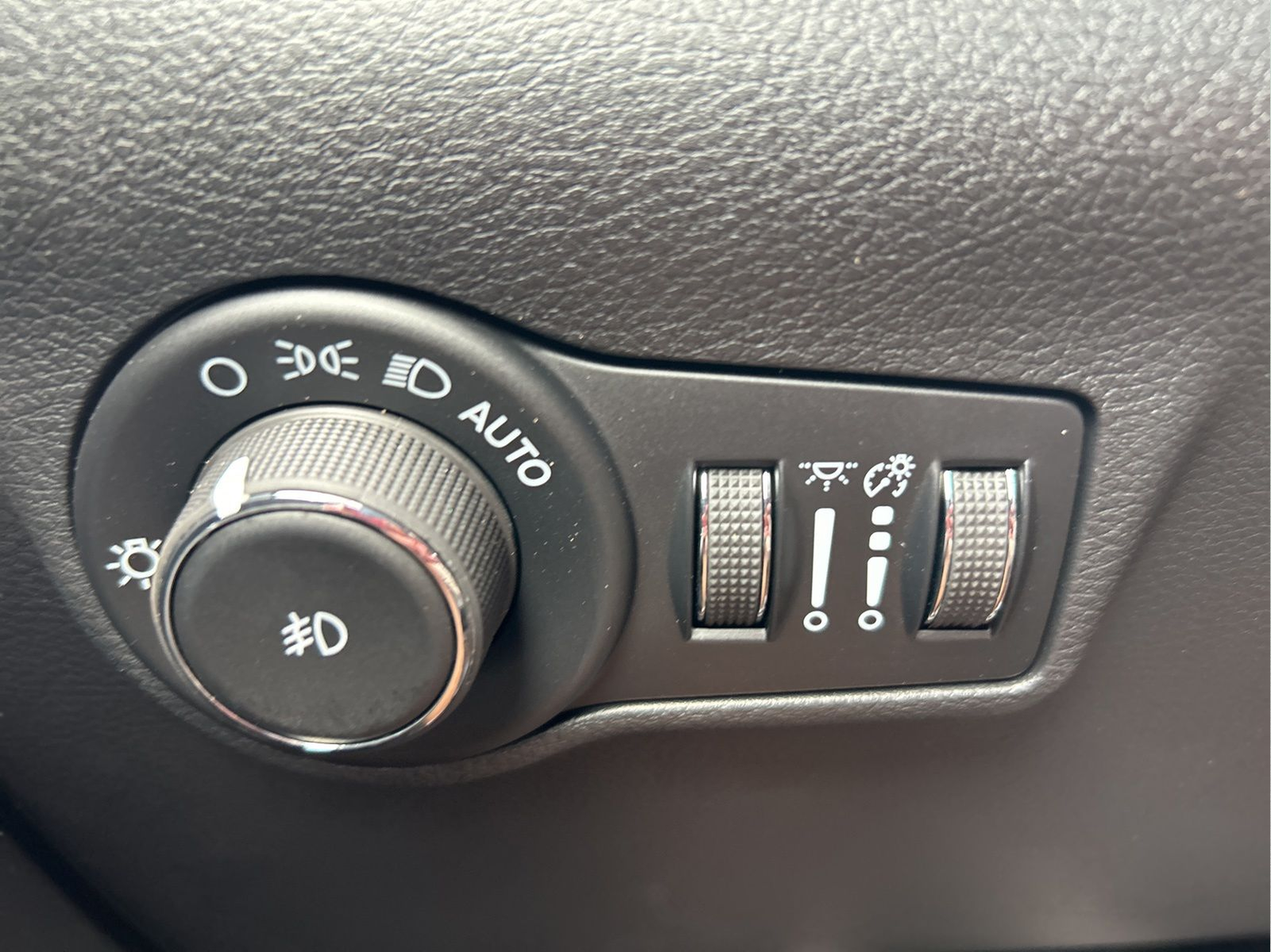 New 2026 Fathom Blue Pearl Coat Jeep Latitude image 25