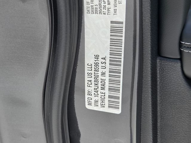 New 2026 Baltic Gray Metallic Clear-Coat Exterior Paint Jeep  image 36