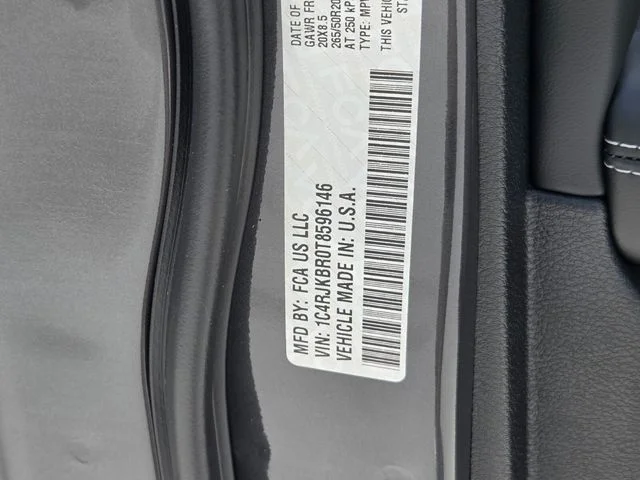 New 2026 Baltic Gray Metallic Clear-Coat Exterior Paint Jeep Limited Reserve image 36