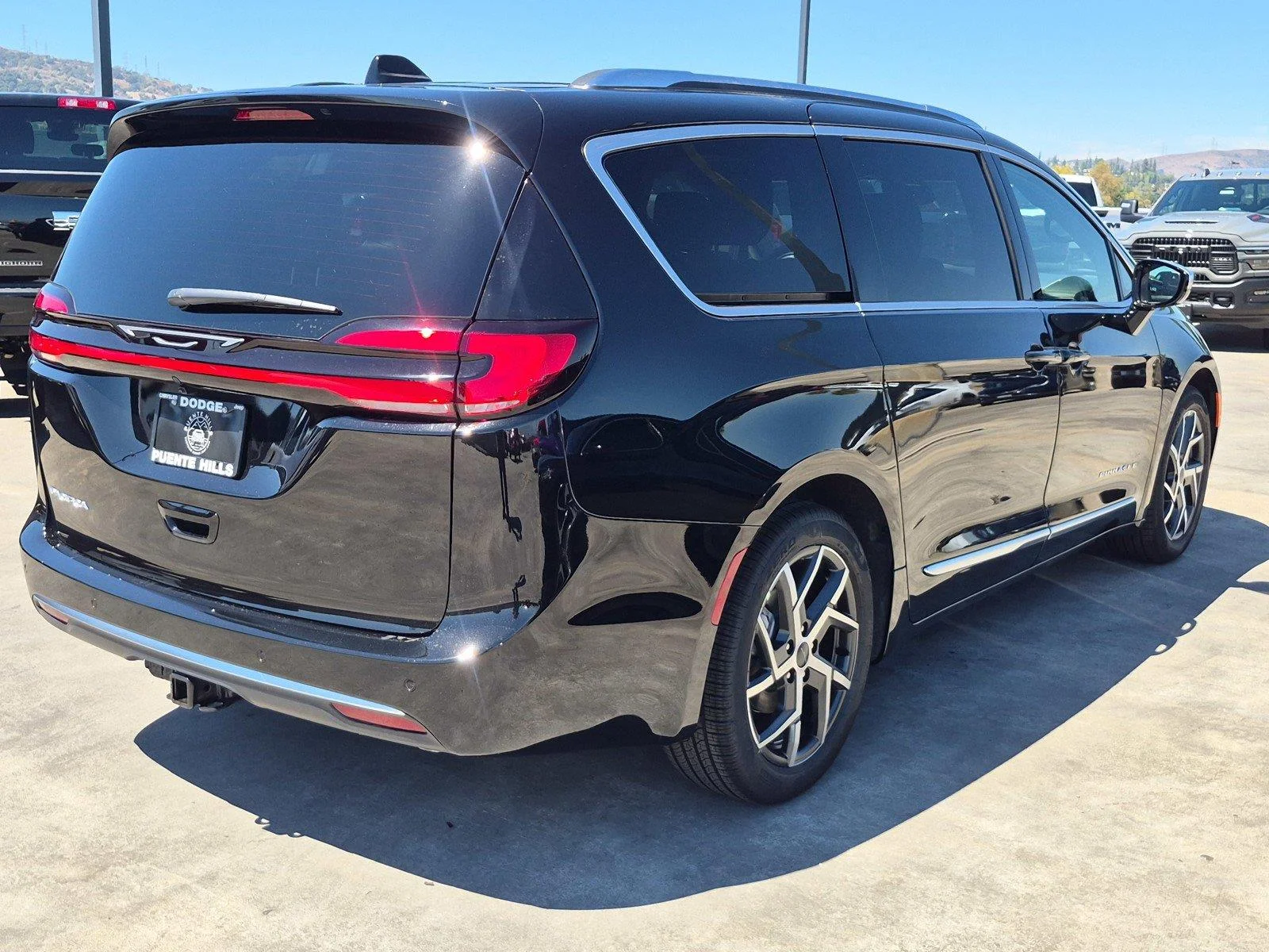 New 2027 Diamond Black Crystal Pearl-Coat Exterior Paint Chrysler Pinnacle image 6