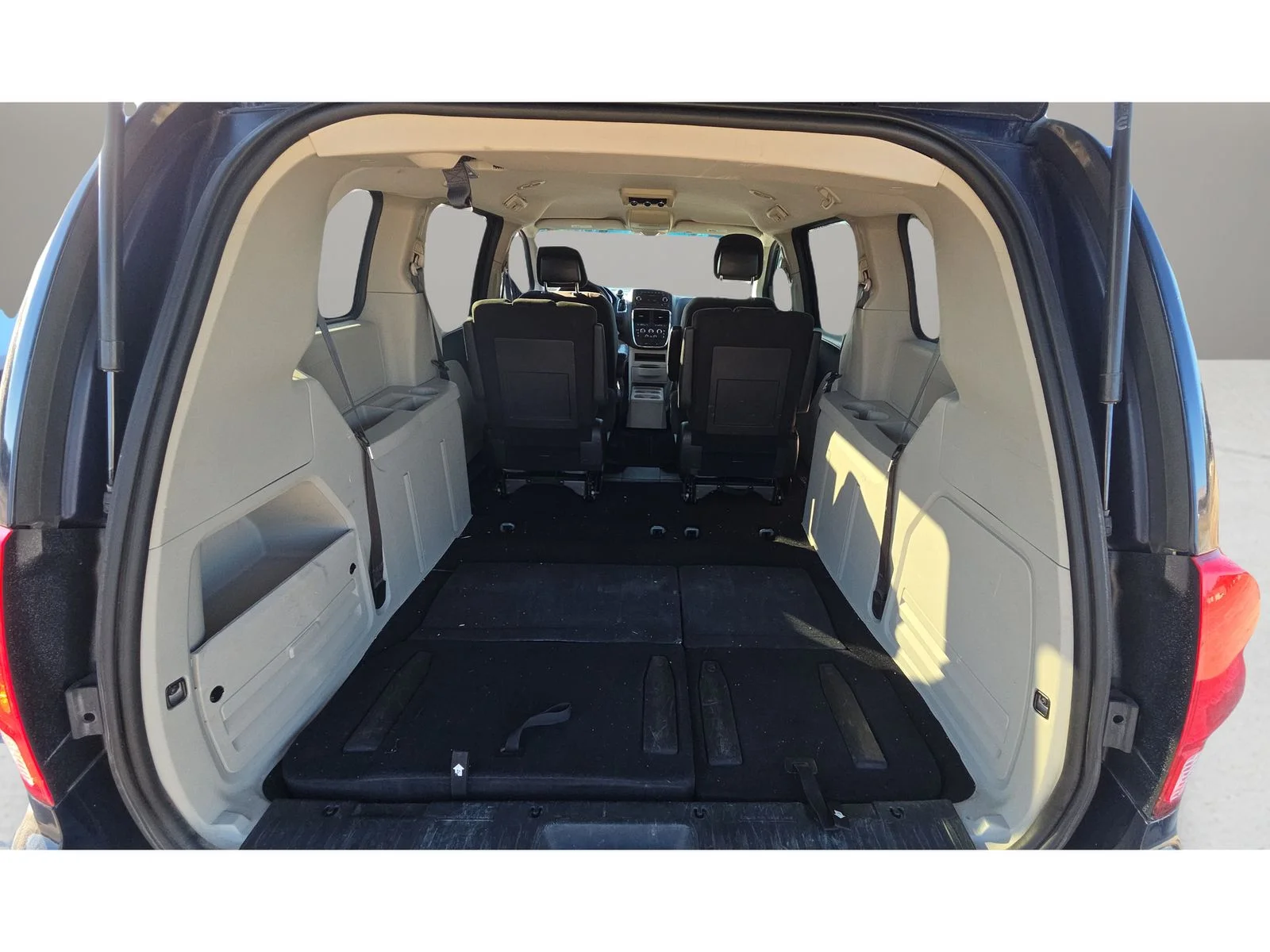 Used 2016 Blue Dodge SE image 16