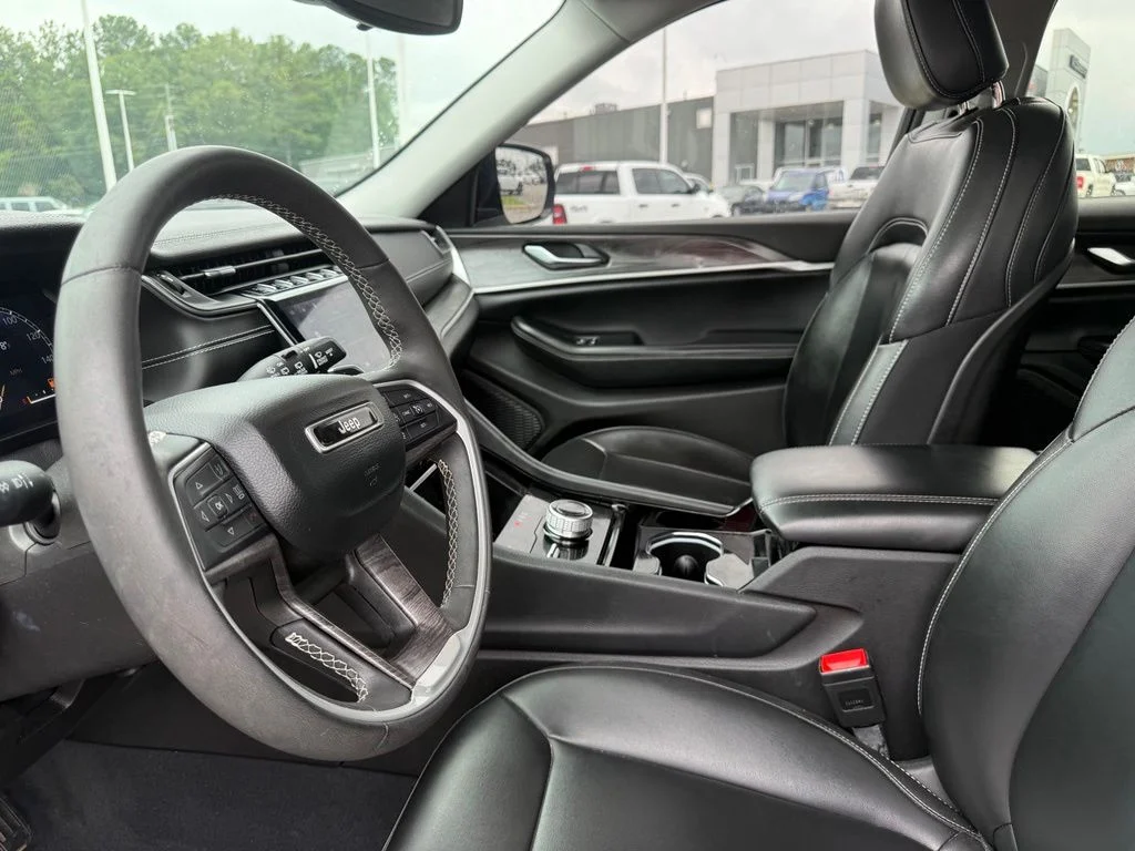 Used 2023 White Jeep Limited image 4