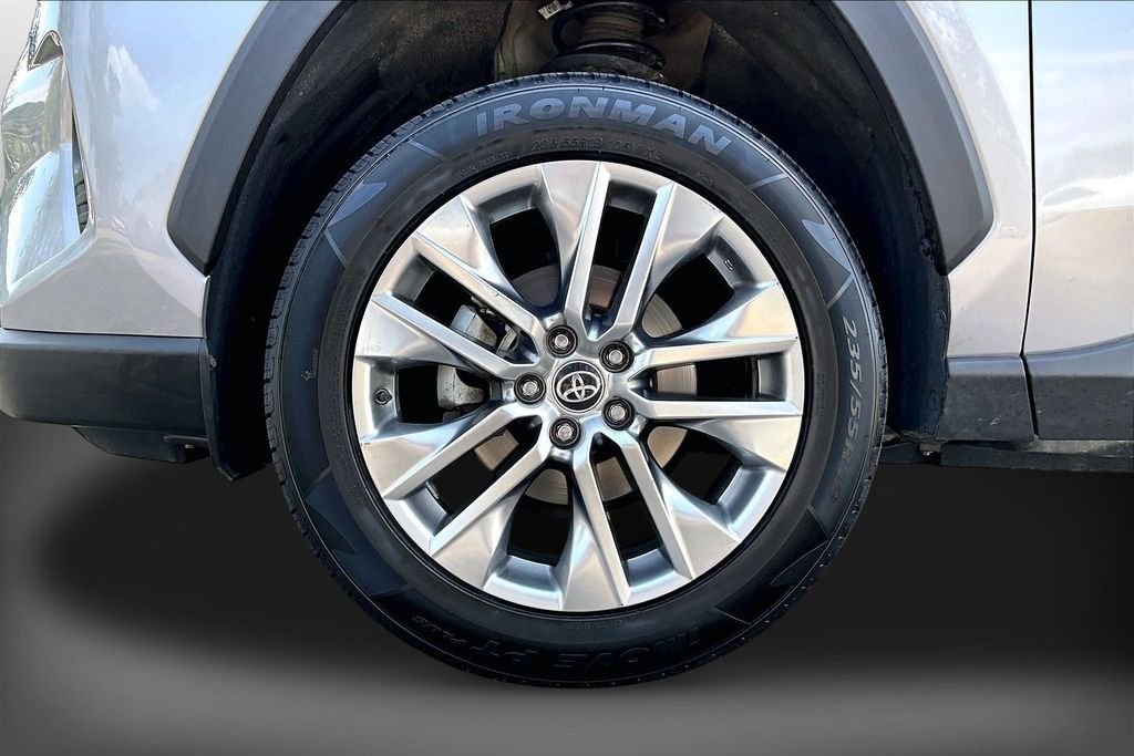 Used 2021 Silver Toyota XLE Premium image 40