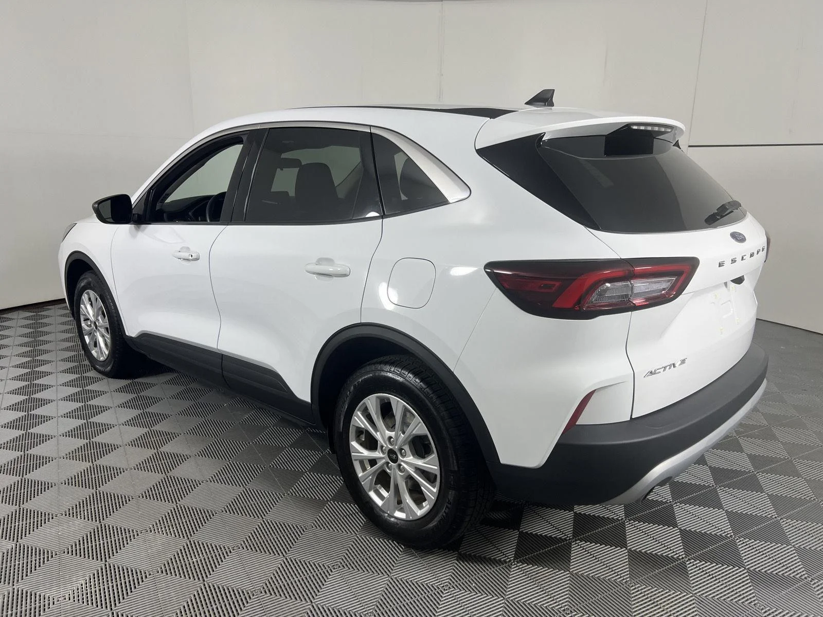 Used 2023 Oxford White Ford Active image 9