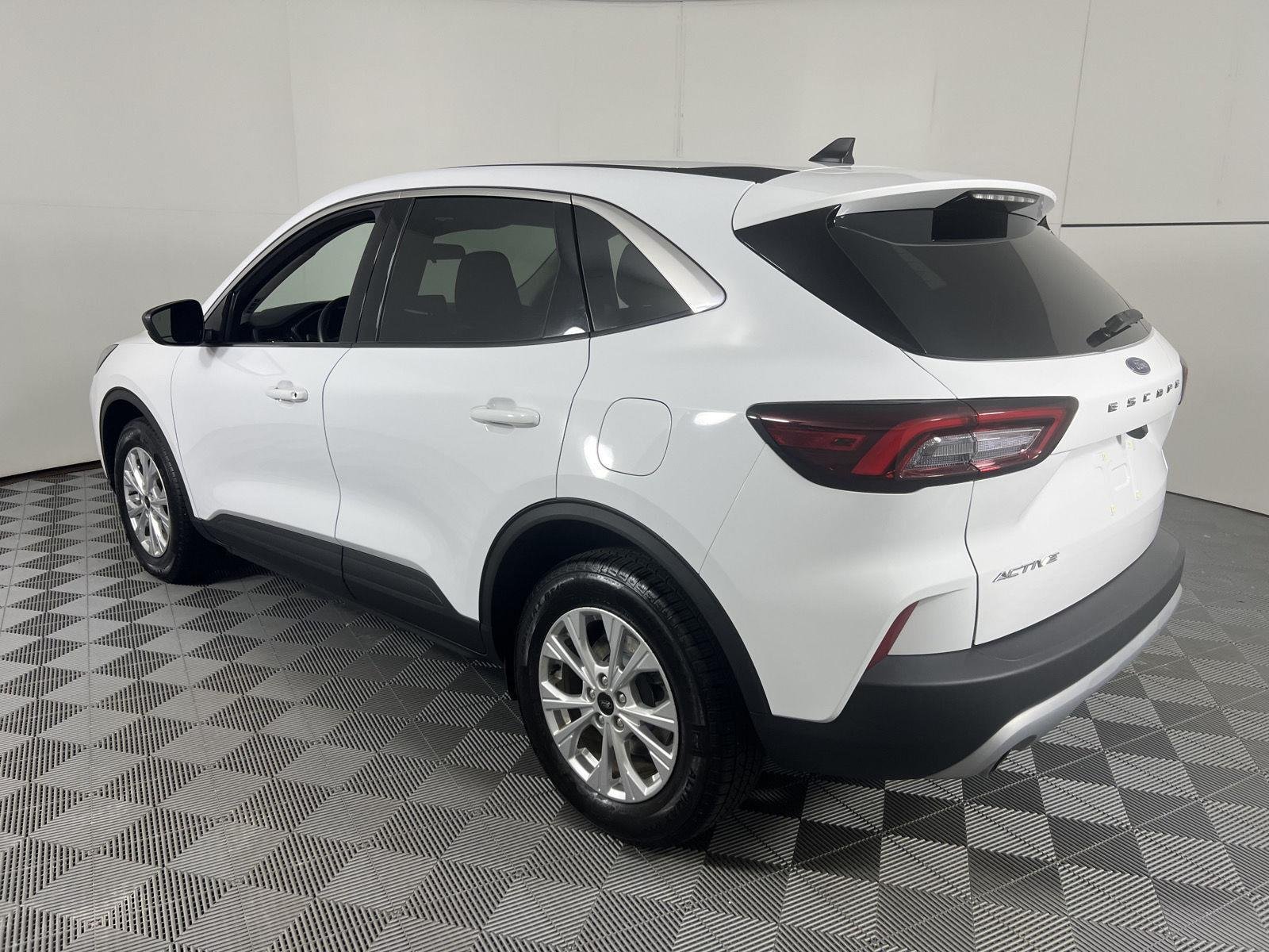 Used 2023 Oxford White Ford Active image 9