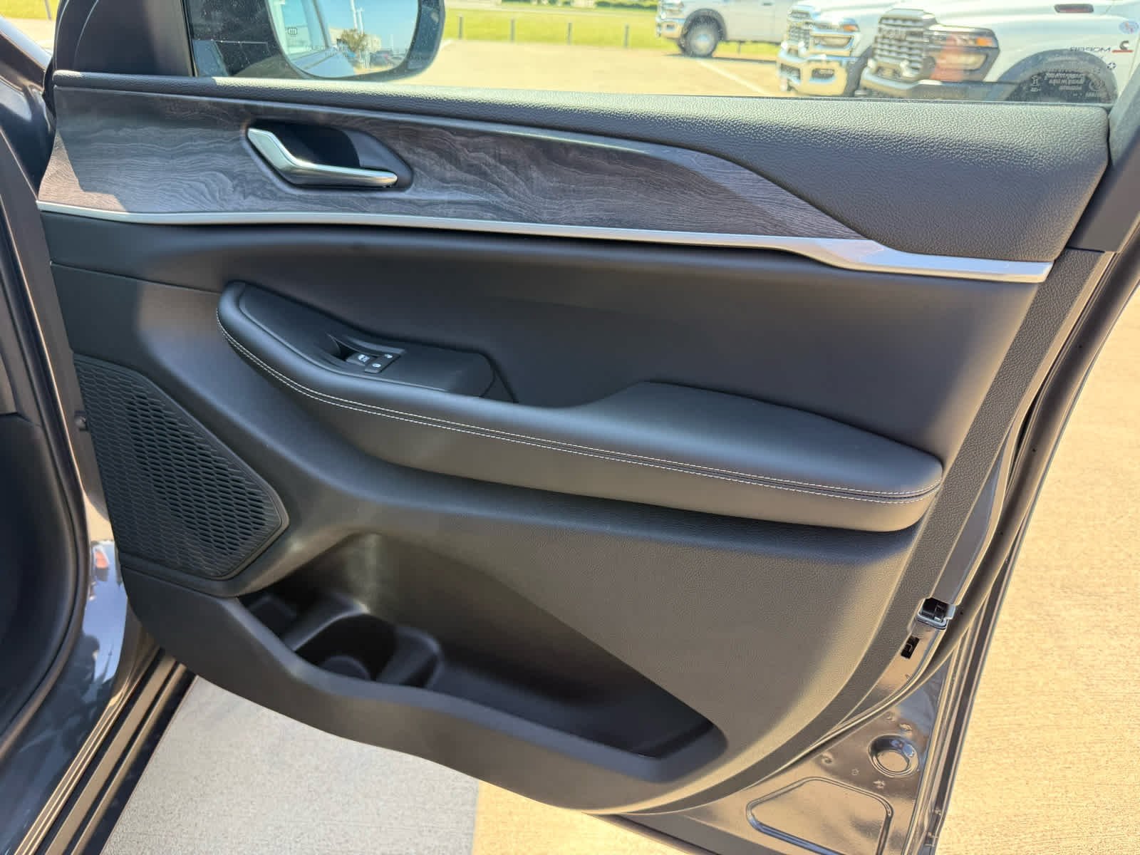 New 2026 Baltic Gray Metallic Clear-Coat Exterior Paint Jeep Laredo Altitude image 16