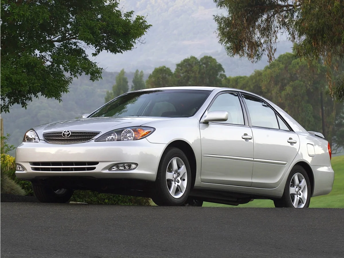 Used 2005 Desert Sand Mica Toyota LE image 1