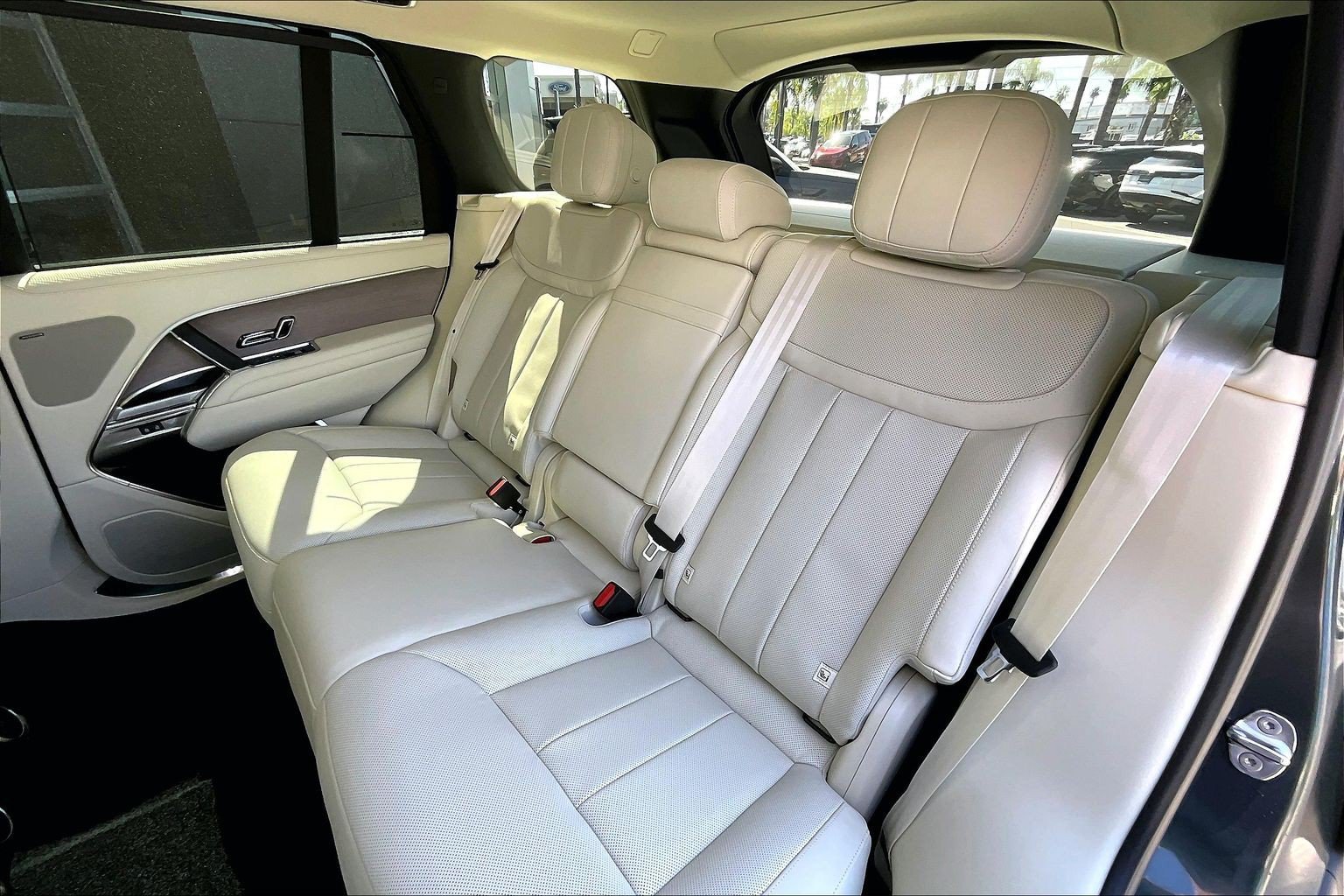 New 2027 Belgravia Green Land Rover SE image 9