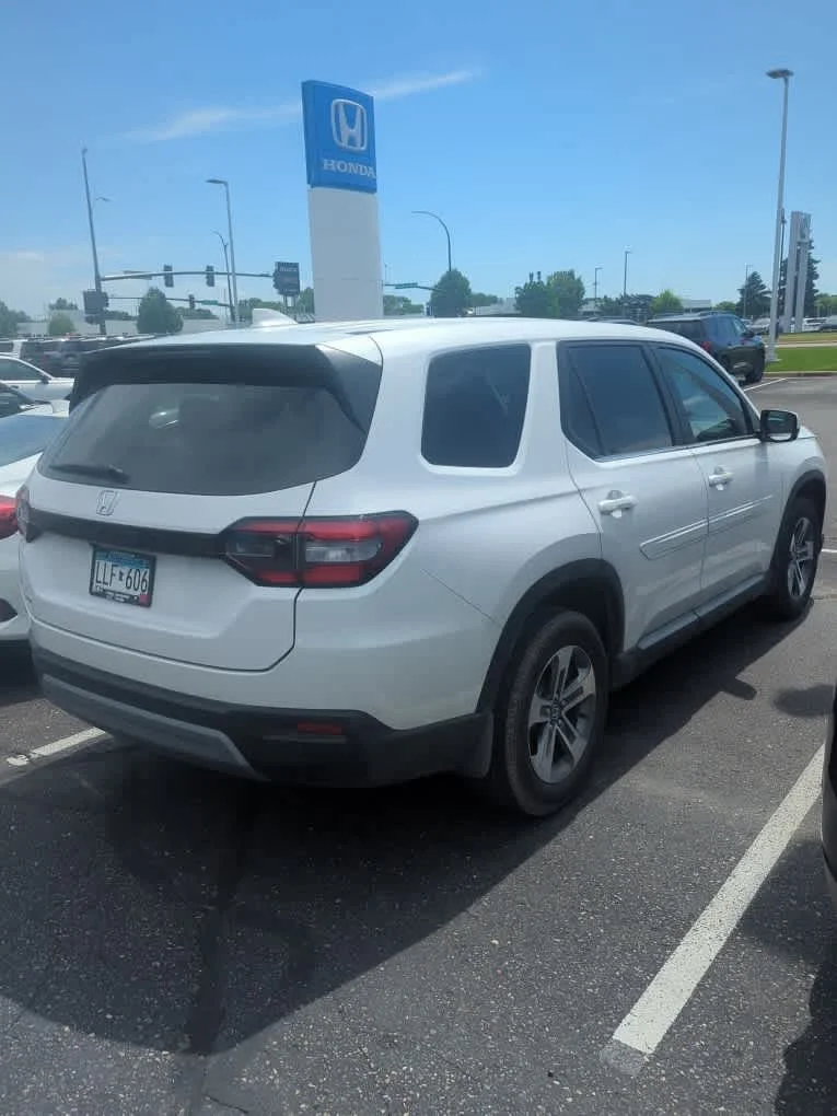 Used 2023 Platinum White Pearl Honda EX-L 8 Passenger image 4