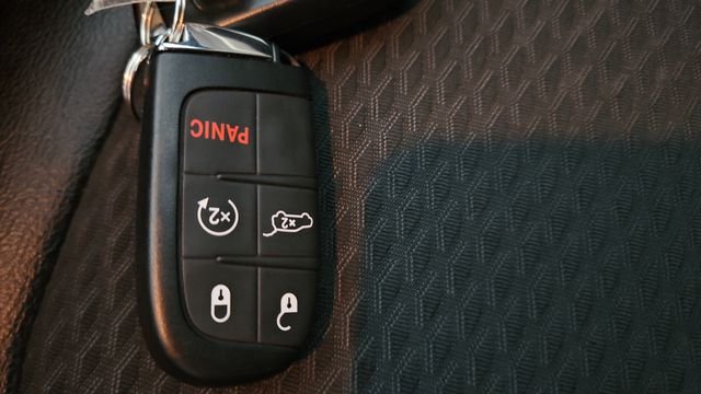 Used 2022 Velvet Red Pearlcoat Jeep Latitude image 20