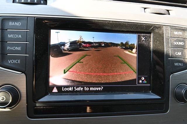 Used 2015 Black Volkswagen SE image 12