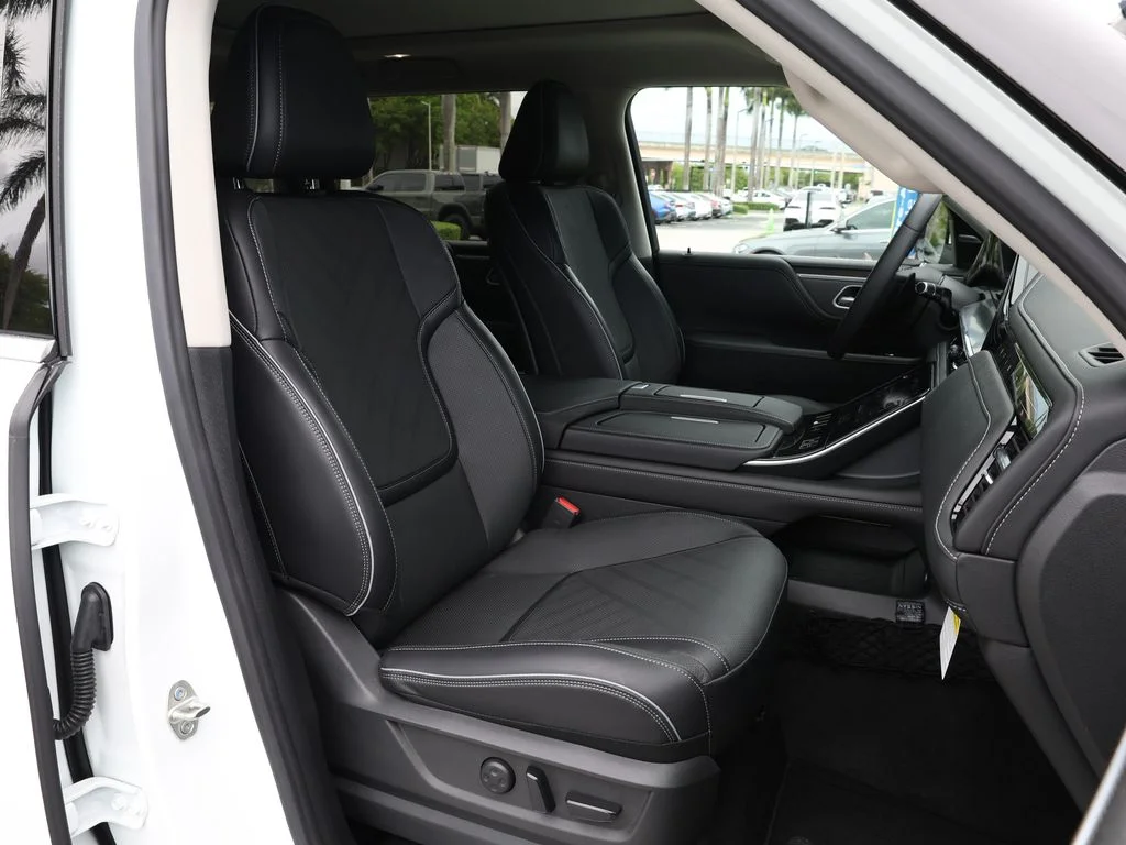 Certified Used 2026 White INFINITI LUXE image 24