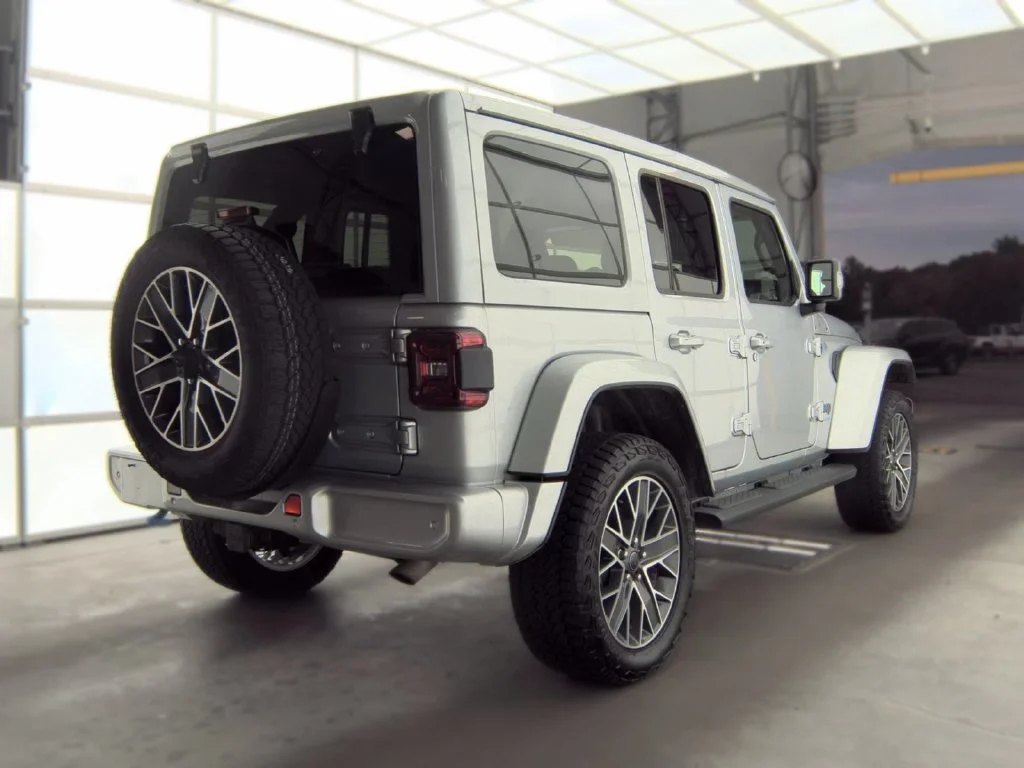 Used 2024 Silver Jeep High Altitude 4xe image 2