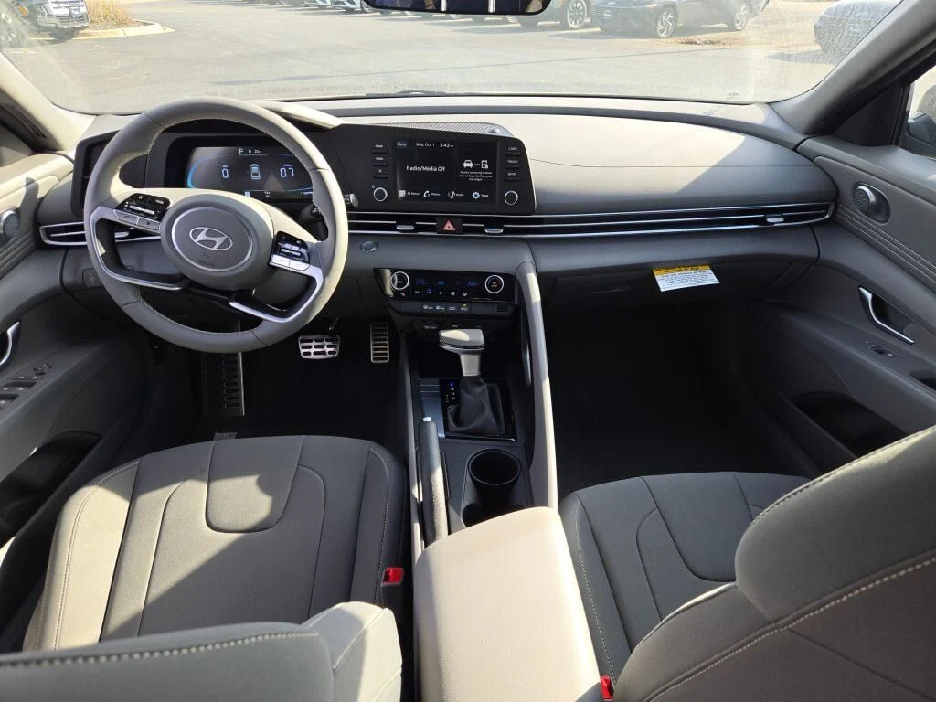 Used 2025 Gray Hyundai SEL Sport image 17