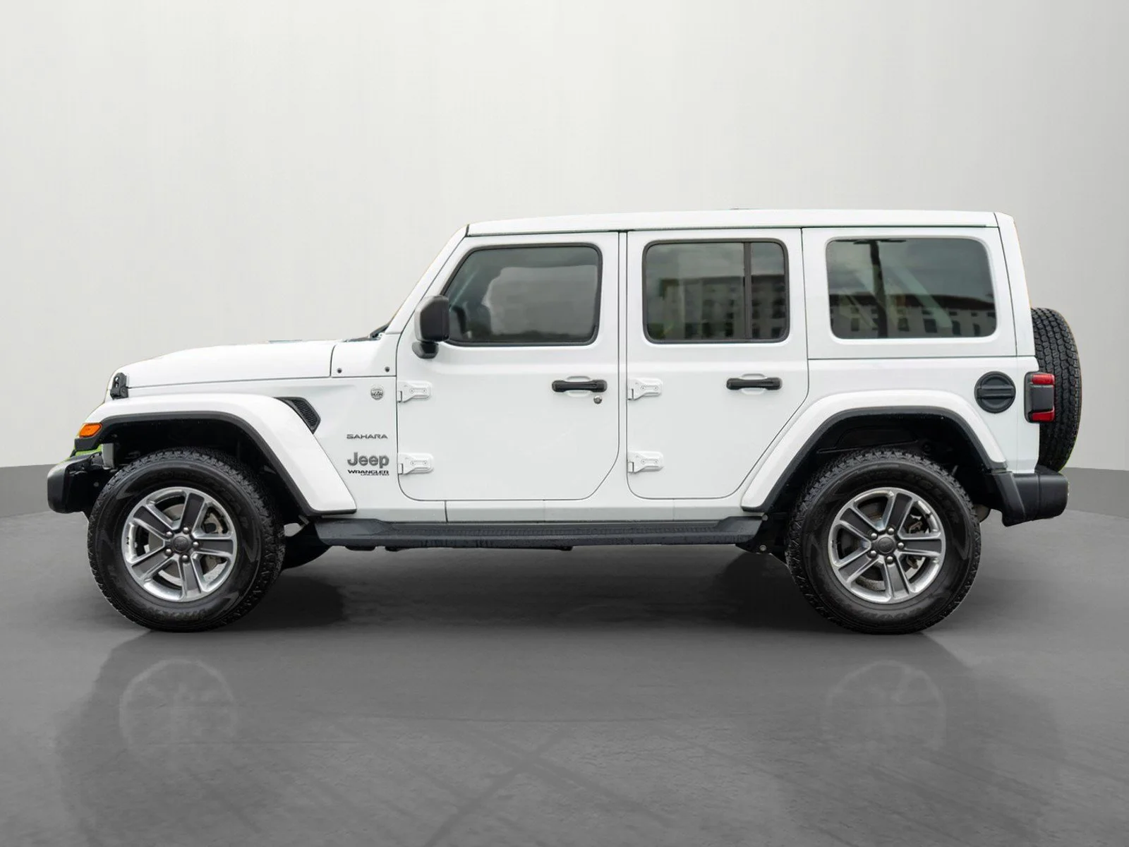 Used 2022 Bright White Clearcoat Jeep Unlimited Sahara image 4