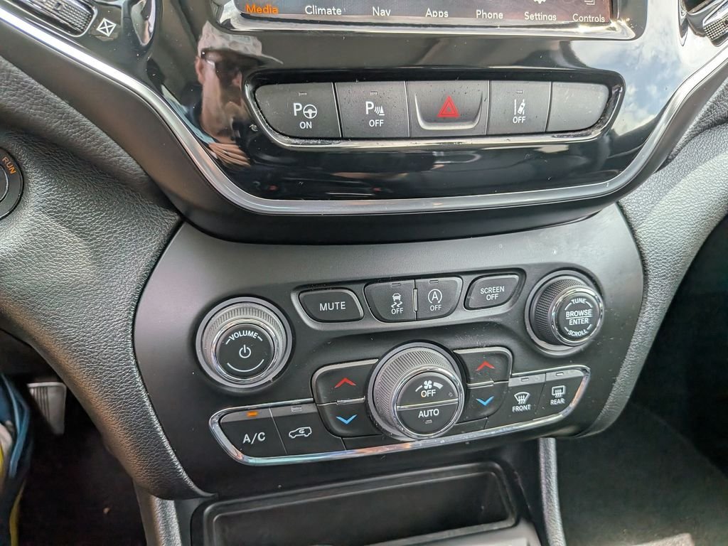 Used 2022 Gray Jeep Limited image 20