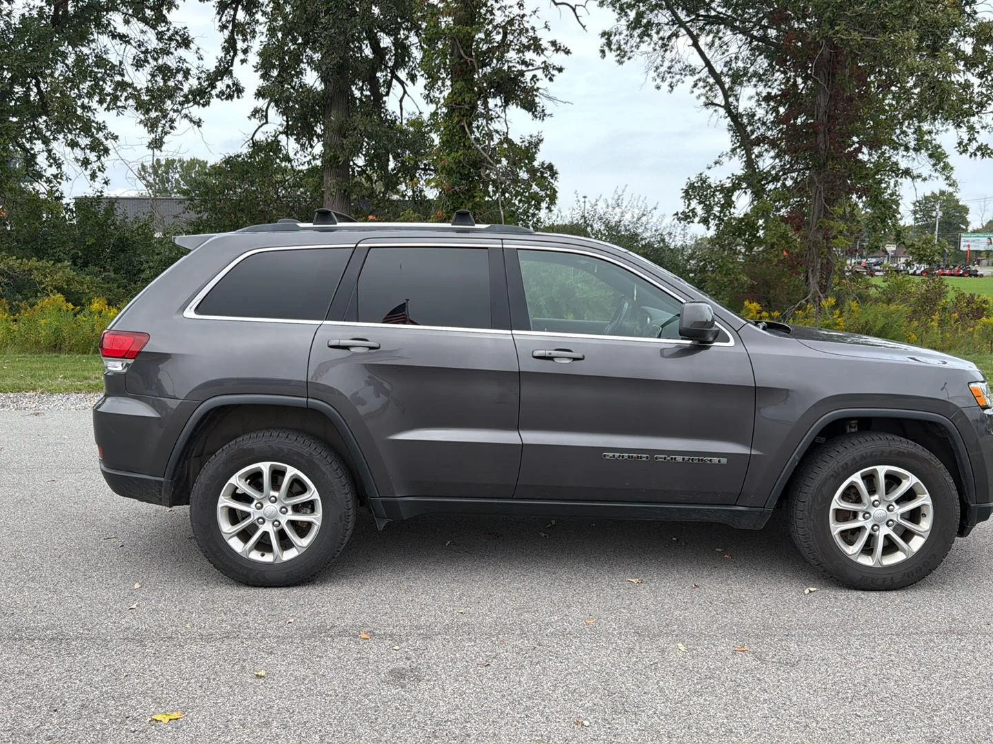 Used 2021 Granite Crystal Metallic Clearcoat Jeep Laredo E image 2
