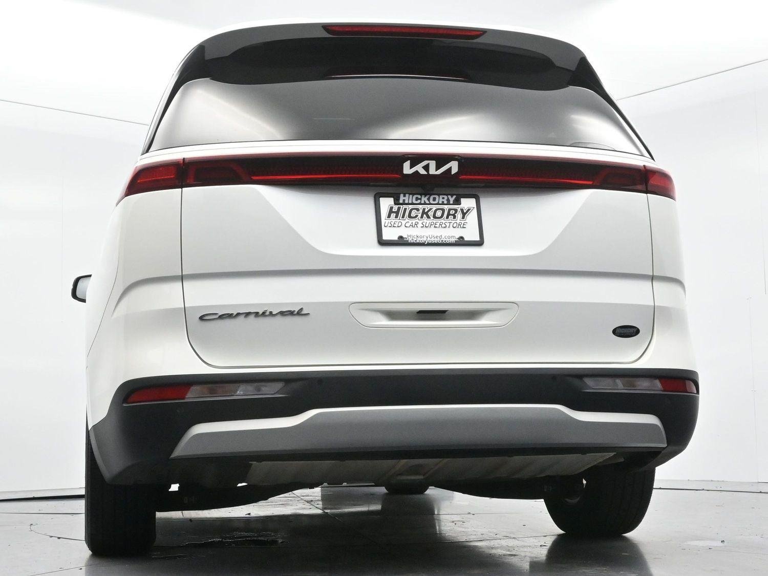 Used 2022 Snow White Pearl Kia LXS image 49