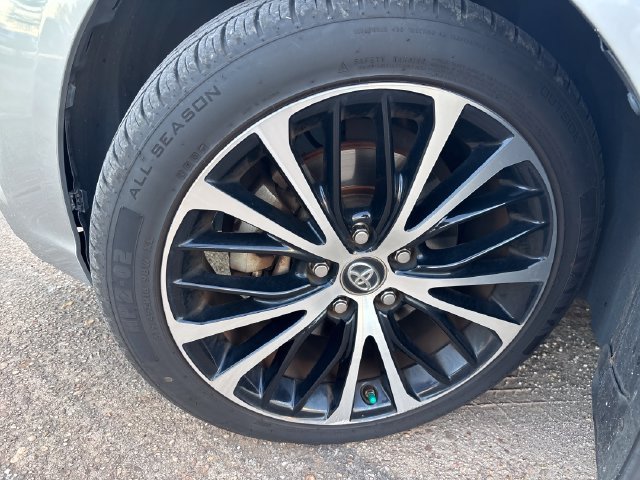 Used 2018 Silver Toyota SE image 5