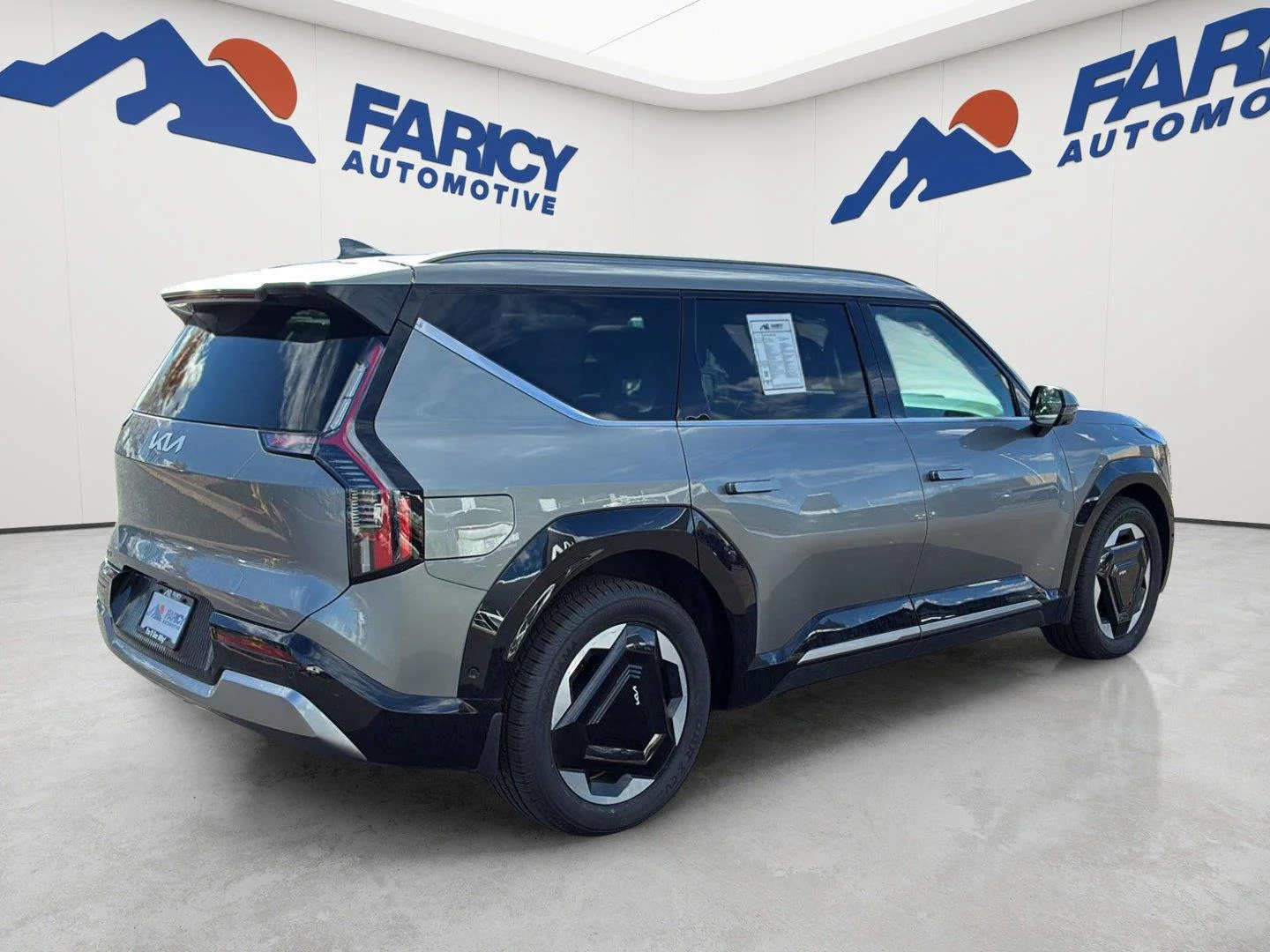 Used 2024 Pebble Gray Kia Land image 5