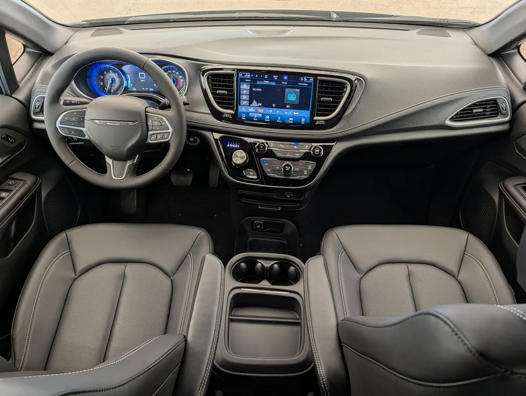 New 2027 Black Chrysler Select - - FWD - Stow n Go Seating - Adaptive Cruise - Apple CarPlay & More! image 25