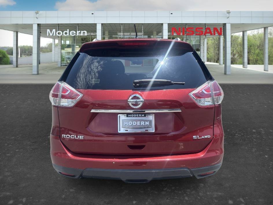 Used 2016 Cayenne Red Nissan SL image 4
