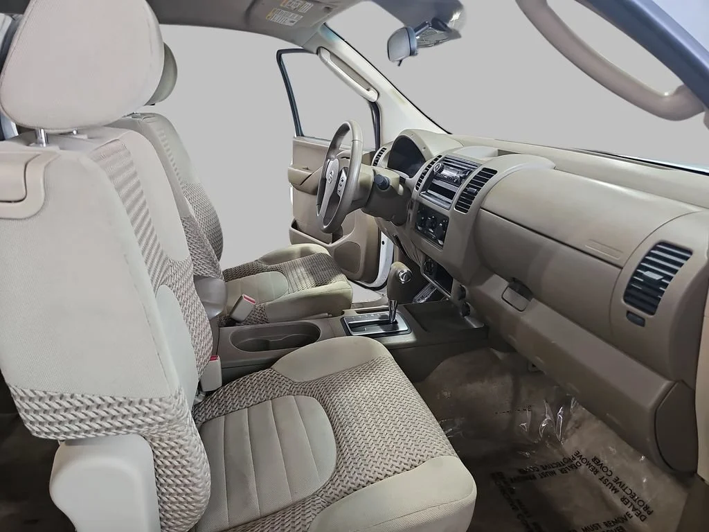 Used 2005 White Nissan SE image 13