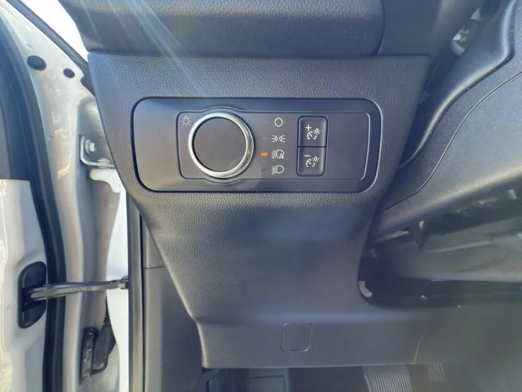 Certified Used 2020 Oxford White Ford SE image 12
