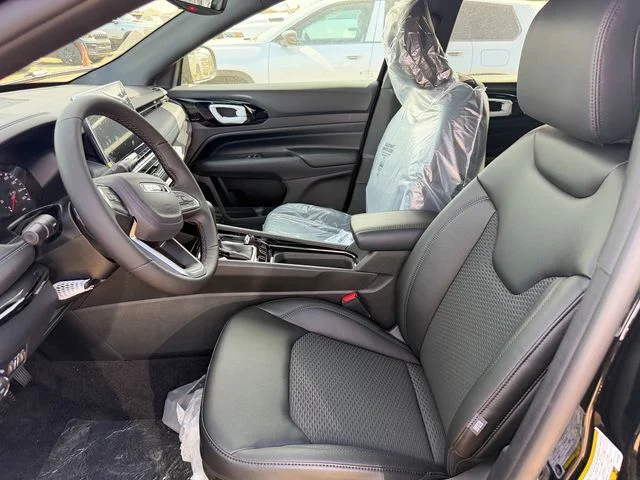 New 2026 Diamond Black Crystal Pearlcoat Jeep Latitude image 12