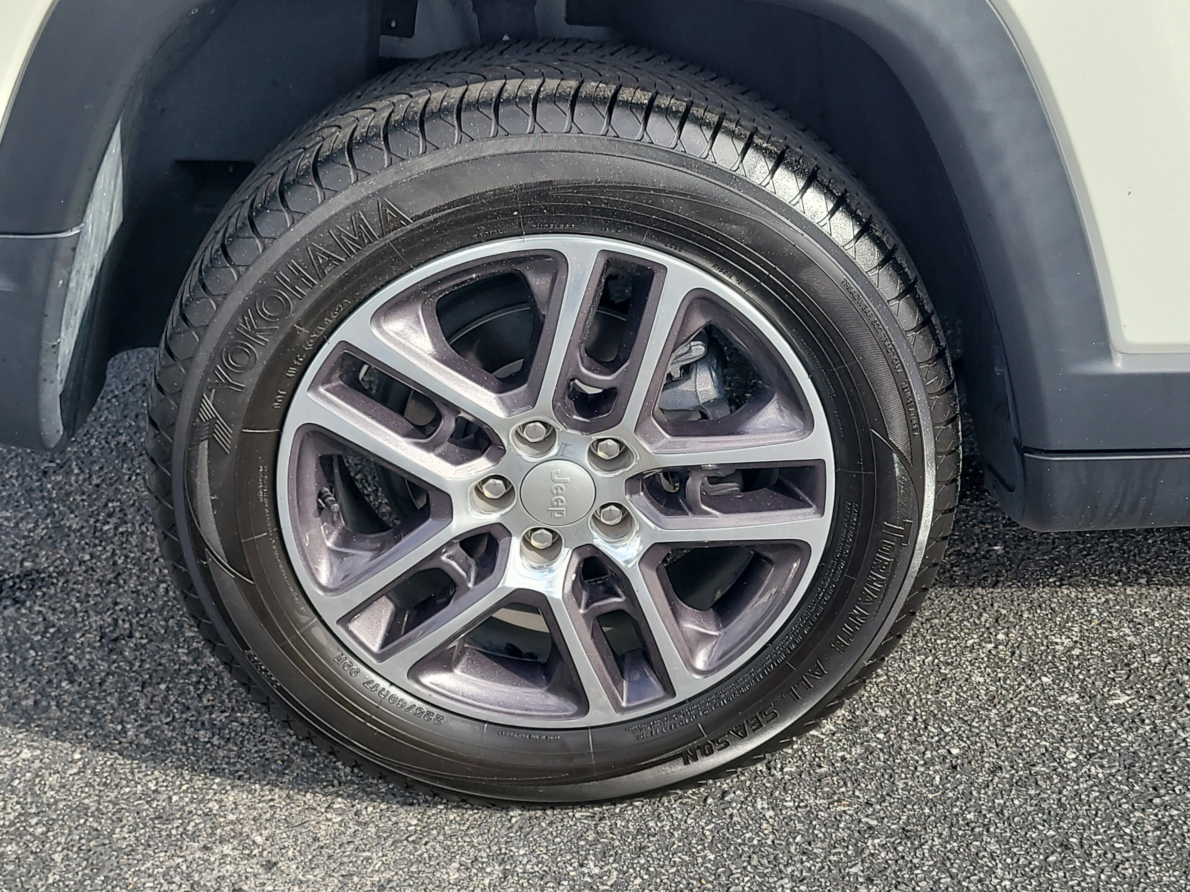 Used 2018 White Clearcoat Jeep Latitude image 17