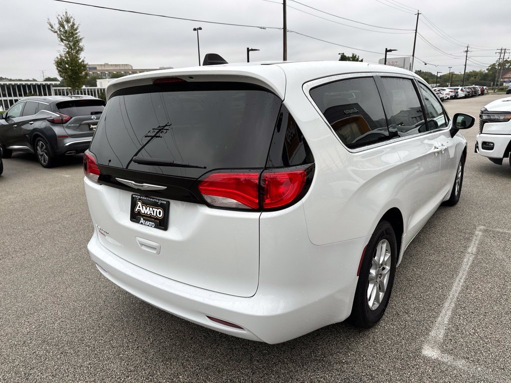 Used 2022 White Chrysler LX image 33