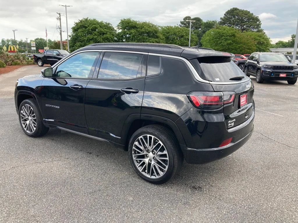 New 2024 Diamond Black Crystal Pearl-Coat Exterior Paint Jeep Limited image 3