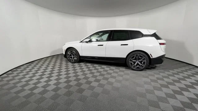 New 2022 Alpine White BMW xDrive50 image 9