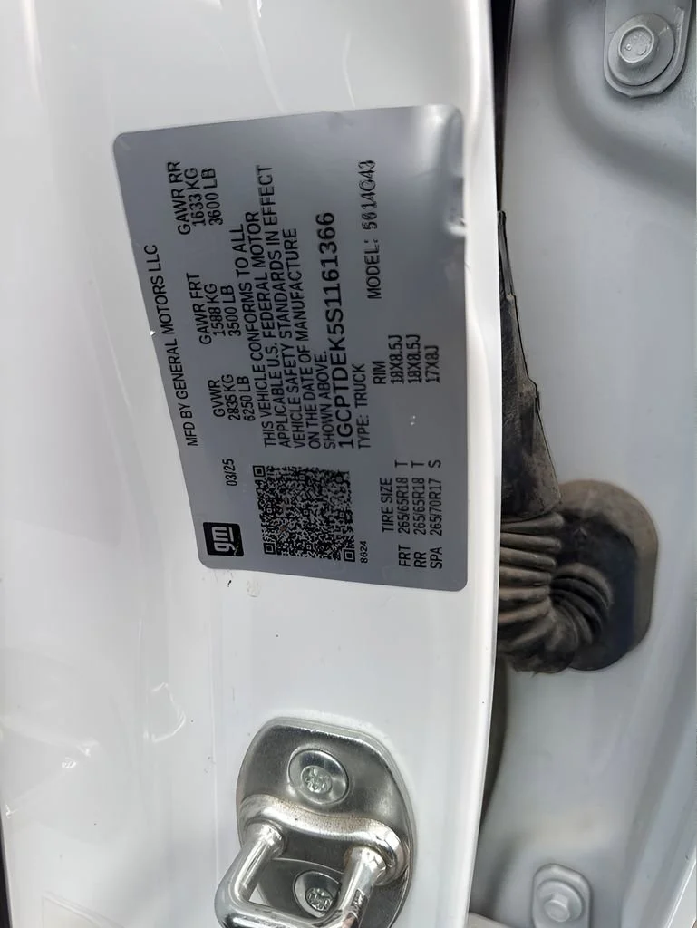 Used 2025 Summit White Chevrolet Z71 image 32