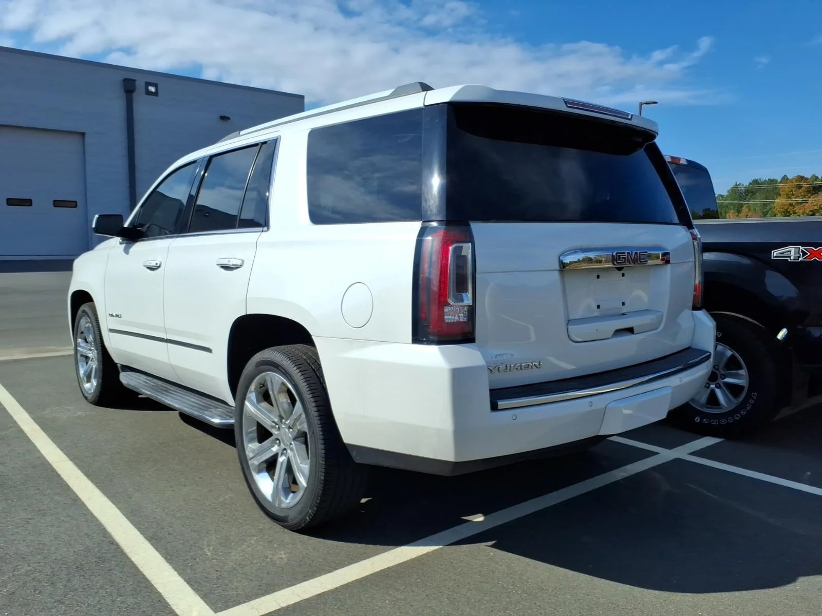 Used 2018 White Frost Tricoat GMC Denali image 19