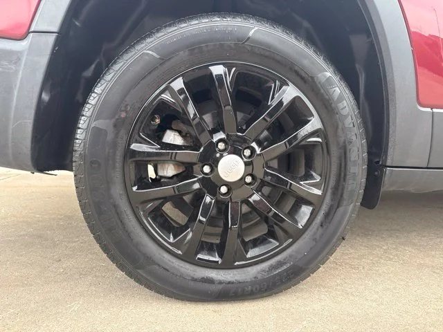 Used 2020 Red Jeep Latitude image 4