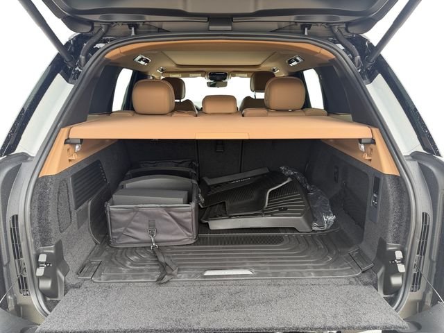 New 2026 Fuji White Land Rover SE image 18