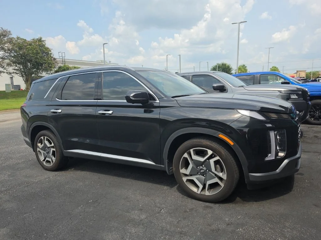 Used 2025 Black Hyundai SEL Premium image 2