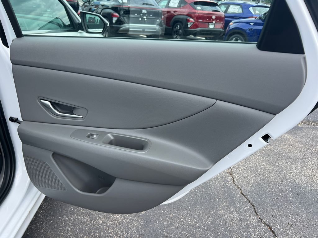 2025 Hyundai Elantra SEL - Photo 16