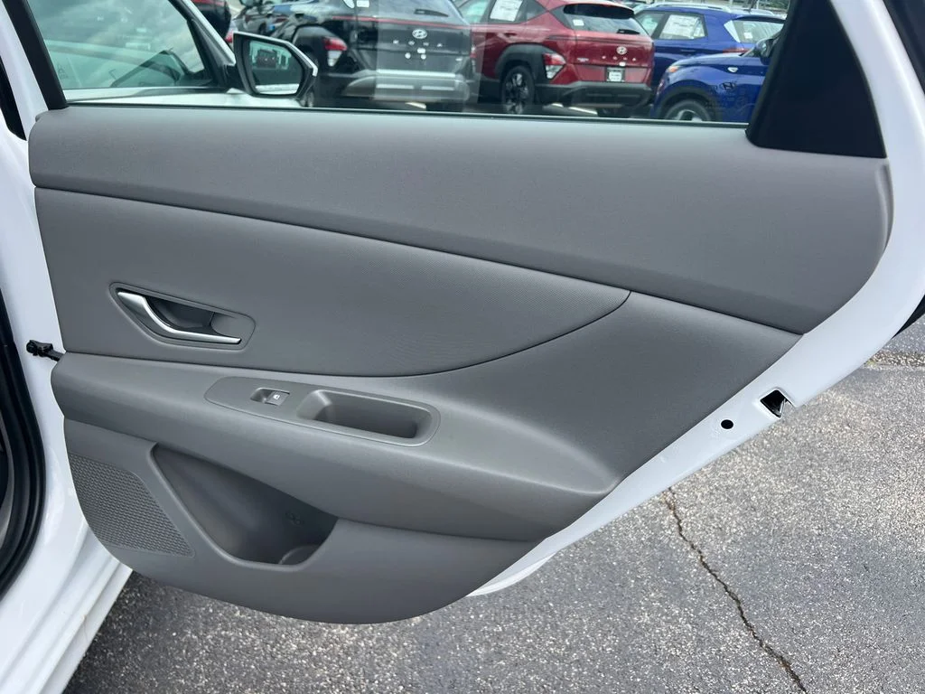Used 2025 White Hyundai SEL Convenience image 16
