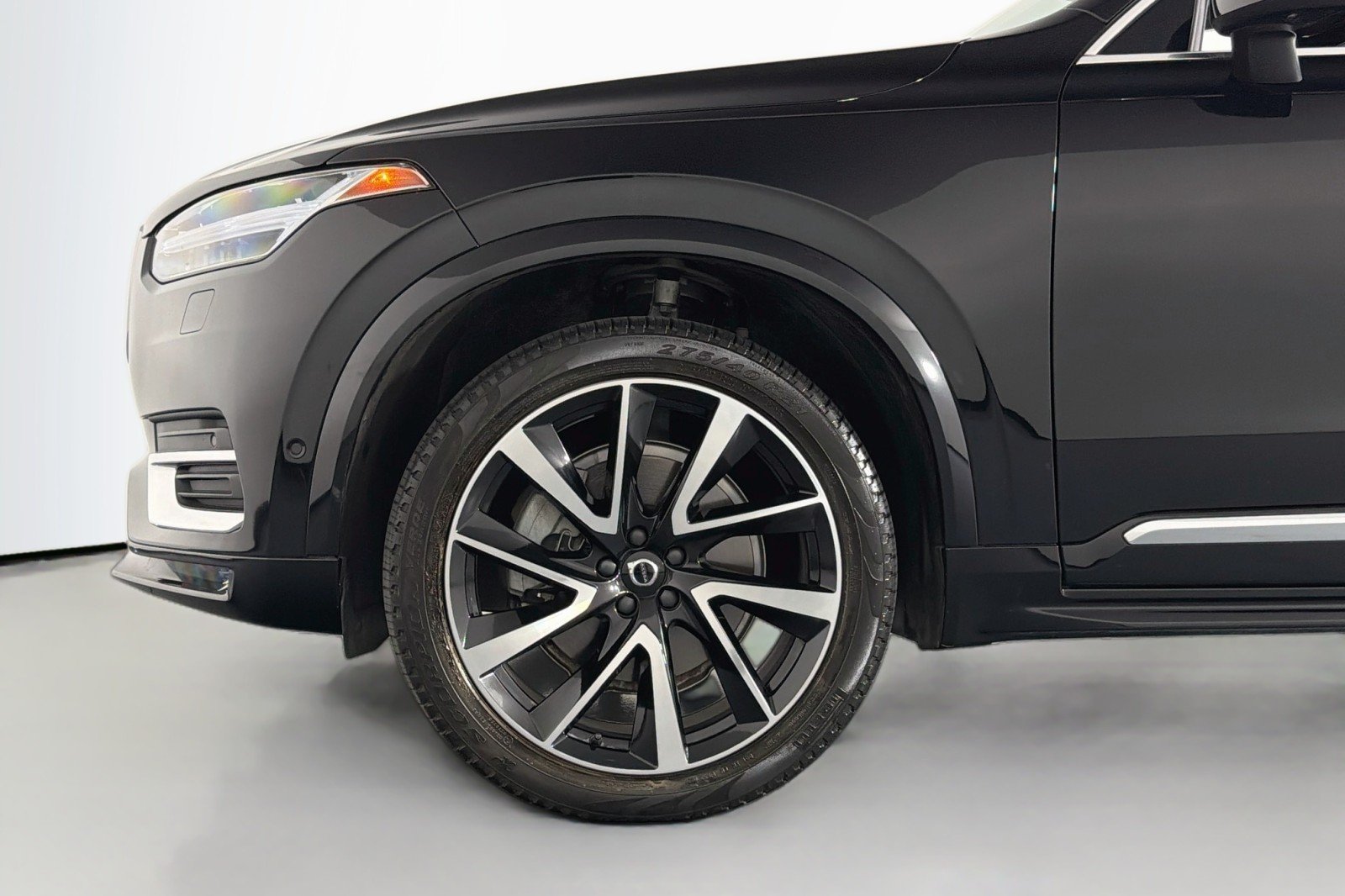 Used 2024 Onyx Black Metallic Volvo Ultimate Bright Theme image 11