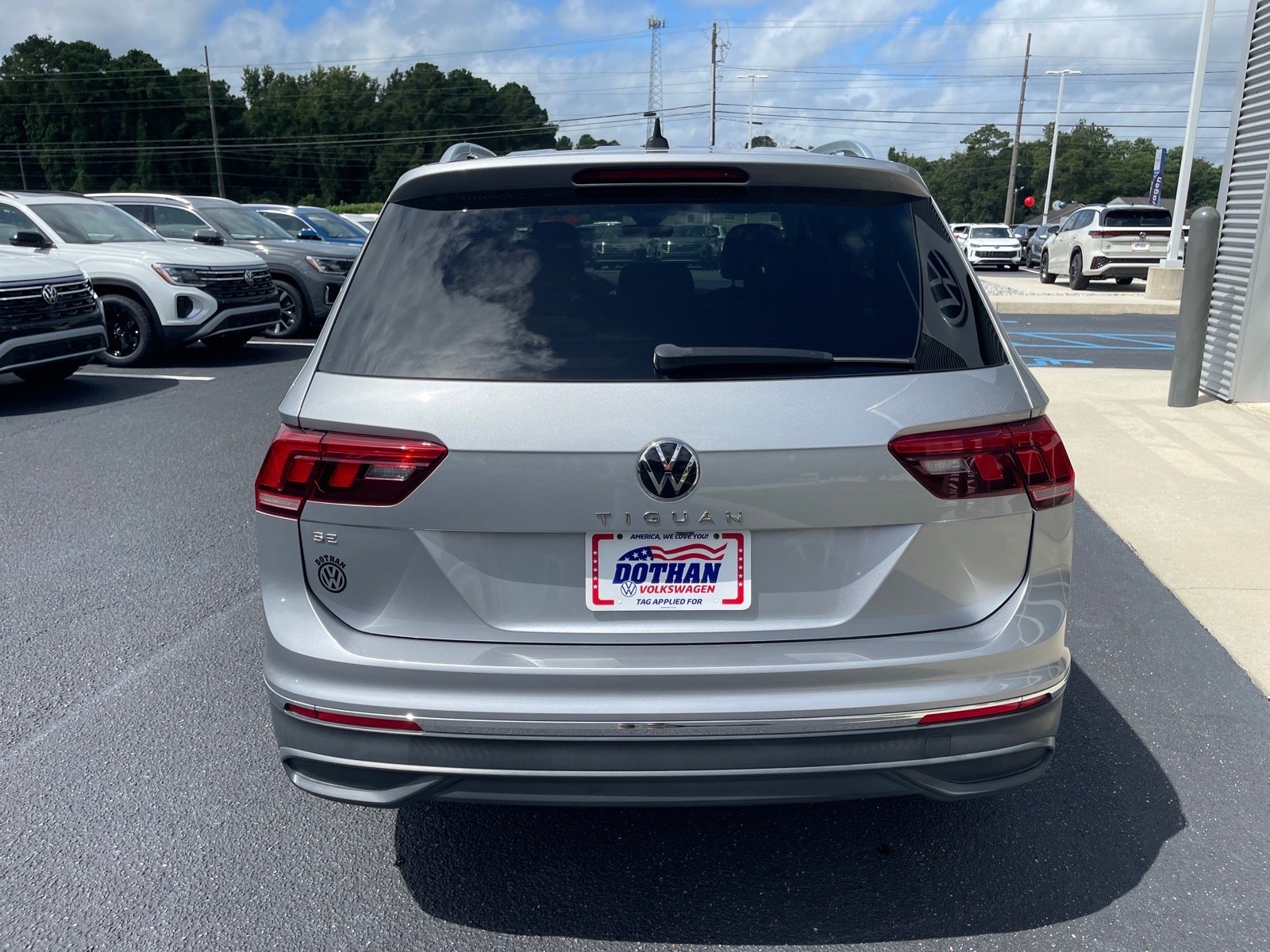 Used 2023 Pyrite Silver Metallic K2k2 Volkswagen SE image 13