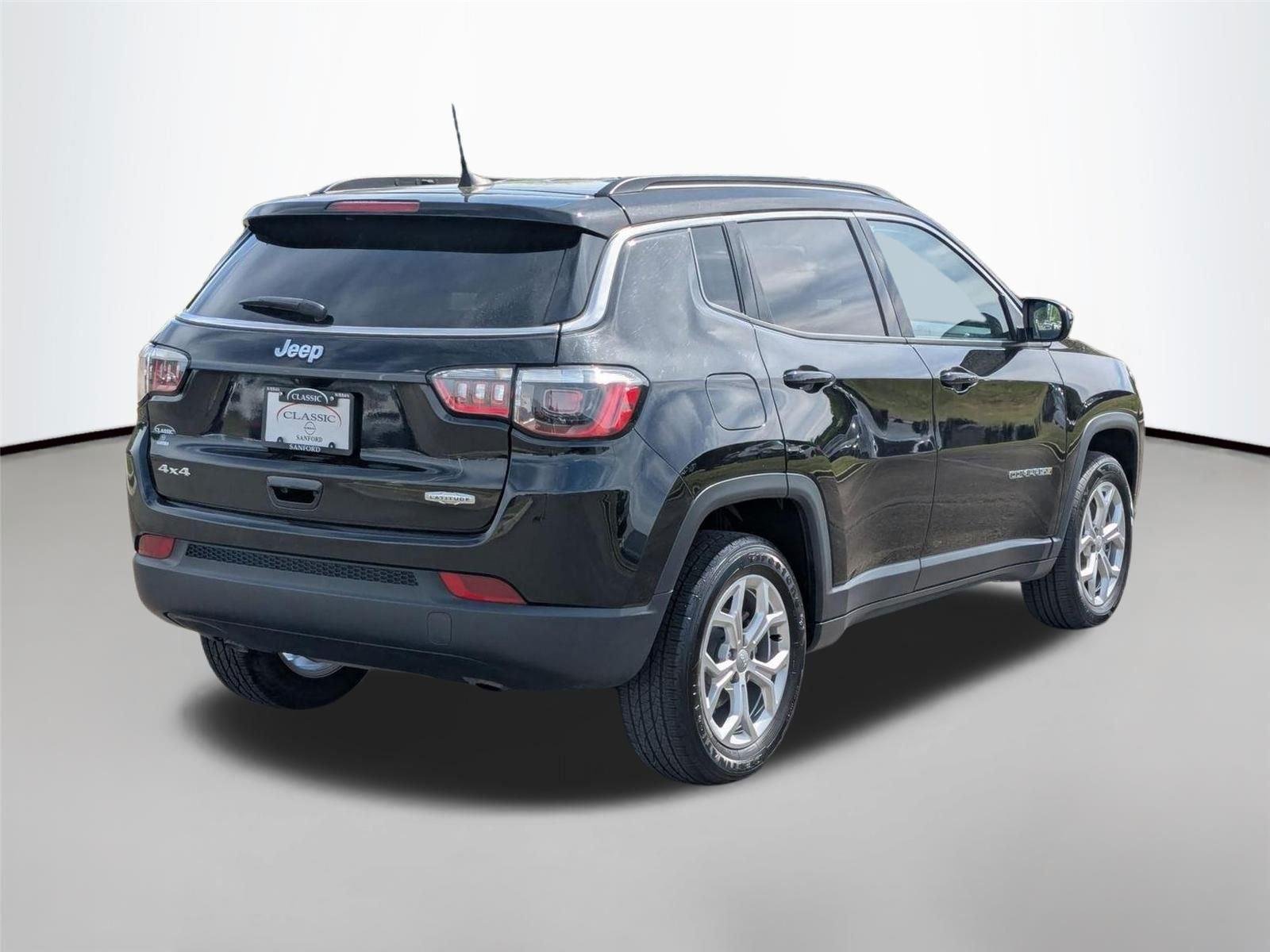 Used 2024 Diamond Black Crystal Pearlcoat Jeep Latitude image 6